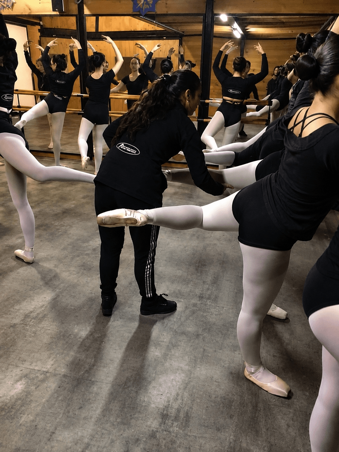 Profesora corrigiendo a estudiantes durante una clase