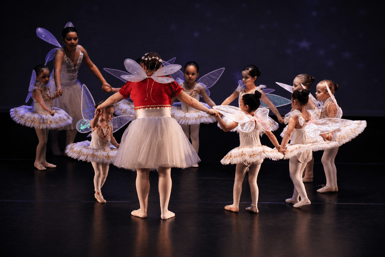 Elenco infantil de BMH durante una presentación