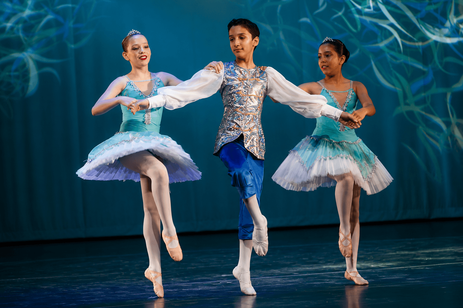 Bailarín y bailarinas de BMH durante una gala