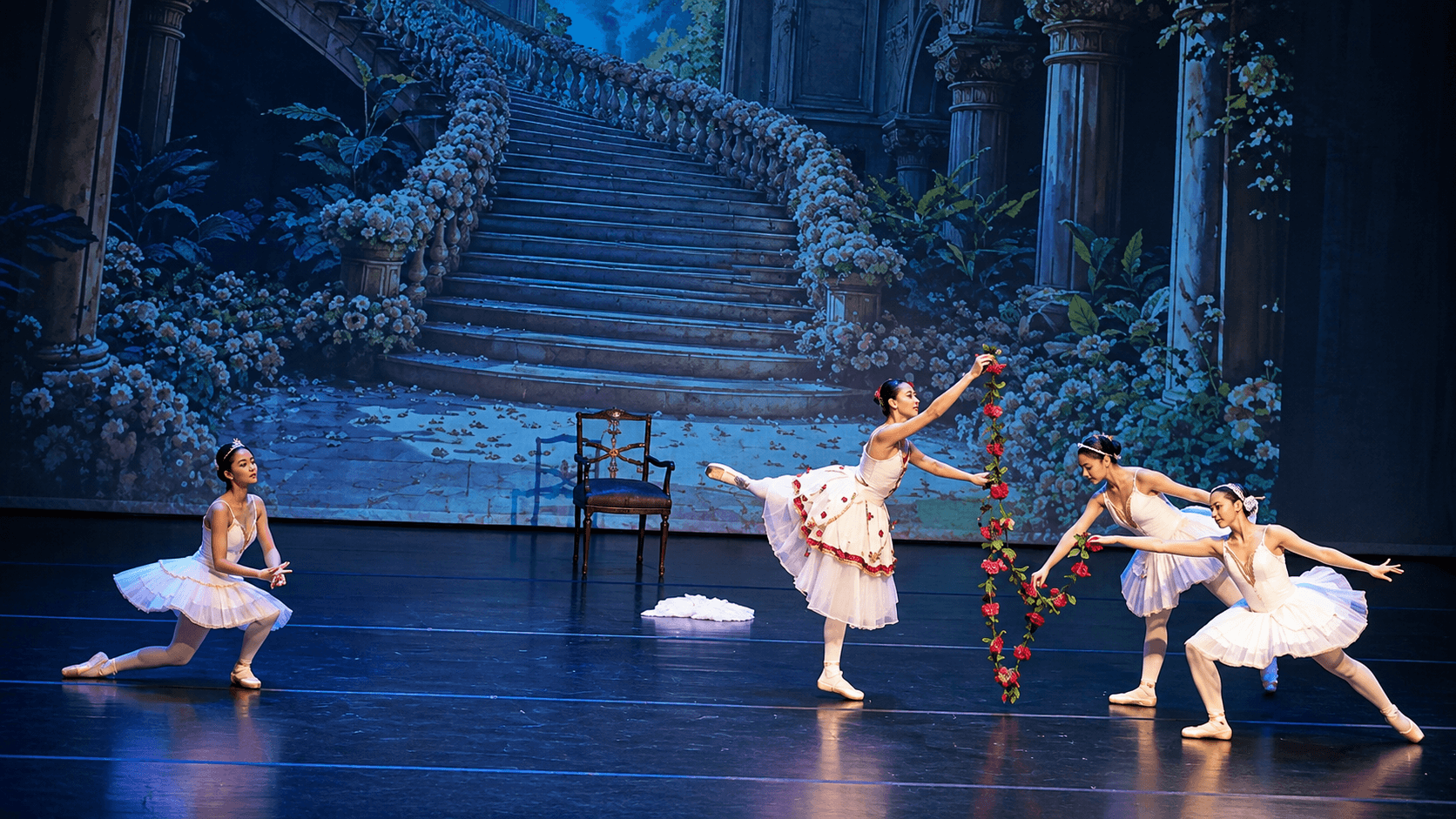 Bailarinas avanzadas interpretando una escena de gala de Ballet Mabel Henríquez